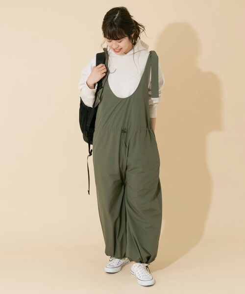 ITEMS URBANRESEARCH（アイテムズ アーバンリサーチ）の「レインウェアジャンパースカート（サロペット/オーバーオール・レディース・KHAKI/BEIGE/BLACK・one）」の4枚目の写真