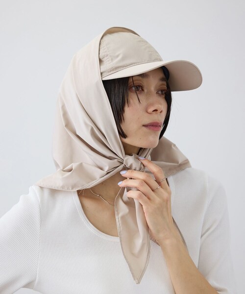 ADAM ET ROPE'（アダムエロペ）の「ストール付き2WAYキャップ / 撥水・UVケア（キャップ・レディース・ブラック/ベージュ系・F）」の2枚目の写真