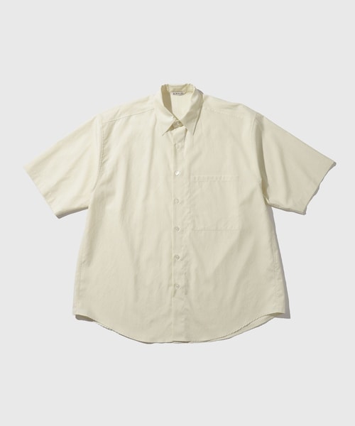 ADAM ET ROPE'(アダムエロペ)の「【AURALEE/オーラリー】WASHED FINX TWILL BIG HALF SLEEVED SHIRT(シャツ/ブラウス・メンズ・ホワイト/キナリ/カーキ/ブルー系・3/4)」の4枚目の写真