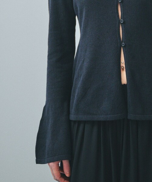 ROPE'（ロペ）の「【一部店舗限定】【REALM（レルム）】FLARE SLEEVE KNIT｜襟付きニットカーディガン（カーディガン/ボレロ・レディース・チャコール/ブラック/ホワイト・38）」の18枚目の写真