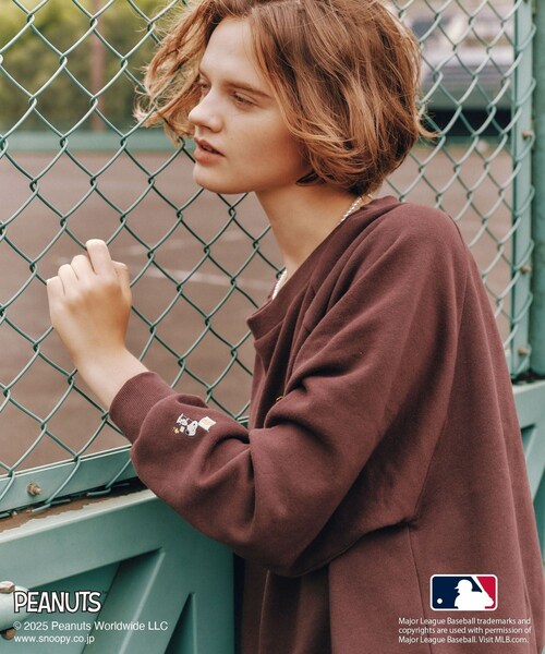 ROPE' PICNIC（ロペピクニック）の「【PEANUTS×MLB COLLECTION by ROPE' PICNIC】オフショルスウェット（スウェット・レディース・チャコール/ライトグレー/ブラウン・F）」の9枚目の写真
