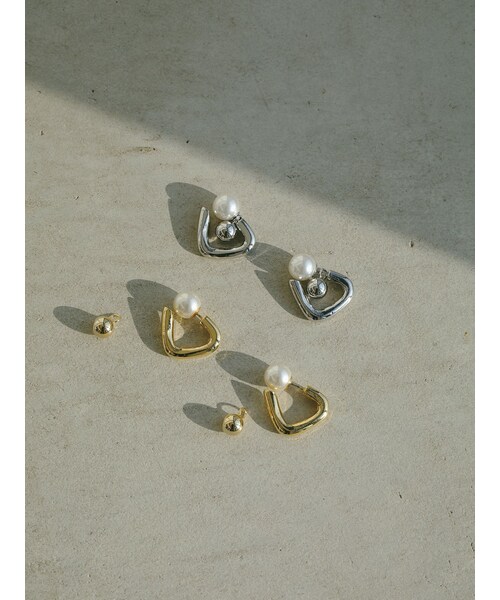 ELENDEEK（エレンディーク）の「3WAY TRIANGLE PEARL PIERCE（ピアス（両耳用）・レディース・シルバー/ゴールド・F）」の5枚目の写真