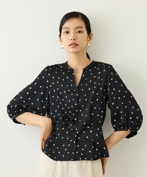 ROPE'(ロペ)の「ドットプリントウエストタックペプラムブラウス/イージーケア(シャツ/ブラウス・レディース・ベージュ/ネイビー・F)」の6枚目の写真