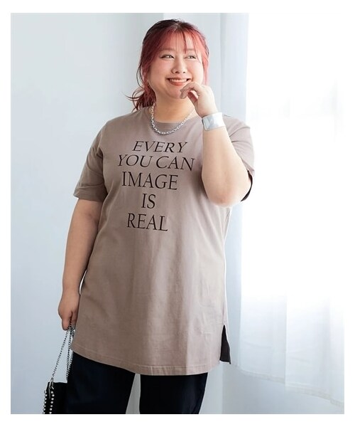 nissen（ニッセン）の「大きいサイズ　【ひんやりコットン】綿１００％ＡラインプリントチュニックＴシャツ（接触冷感・UVカット）（チュニック・レディース・黒(フォトフラワー)/ねこ:セージグリーン/くま:黒/シンプルロゴ:モカベージュ/アメカジ:ネイビー/オーシャン:ネイビー/ドーナツ:オートミール/バンダナ:カーキ/スニーカー:クリーム/フォト風景:チャコールグレー/黒(グラフィック)/オフホワイト(ネコ)/チャコール(モノクロスィーツ)/ネイビー(ハワイ)/グレージュ(ロゴ)(新色)/アイボリー(花瓶)/ミント(鳥)/ピンク(パンダ)/カーキ(サークルロゴ)・L/LL/3L/4L/5L/6L/8L/10L）」の8枚目の写真