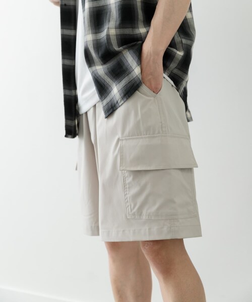 ITEMS URBANRESEARCH（アイテムズ アーバンリサーチ）の「ウエストイージーポリカーゴショーツ（その他パンツ・メンズ・BLK/IVO/KHK・S/M/L）」の11枚目の写真