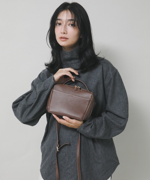RODE SKO（ロデスコ）の「レザーフロントジップショルダーバッグ（ショルダーバッグ・レディース・BLACK/CHOCO・-）」の2枚目の写真