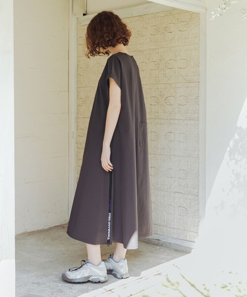 URBAN RESEARCH(アーバンリサーチ)の「『吸水速乾/UVカット/イージーケア』『別注』THOUSAND MILE×URBAN RESEARCH FRENCH SLEEVE DRESS(ワンピース・レディース・BLACK/CHARCOAL・Free)」の11枚目の写真