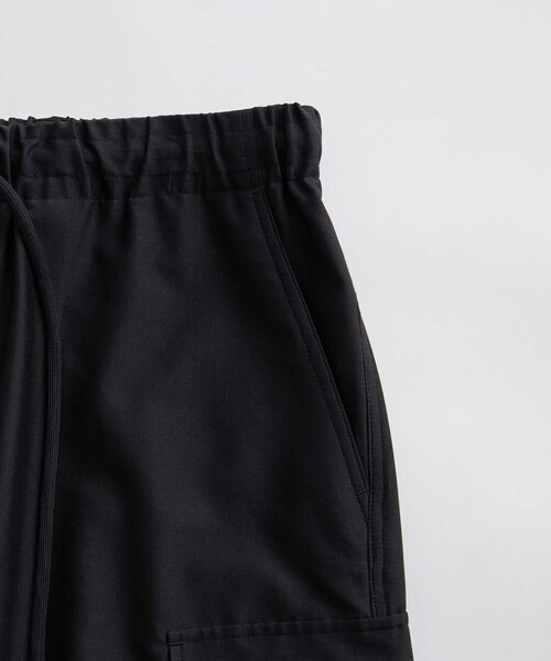 ADAM ET ROPE'（アダムエロペ）の「【ACT/アクト】超軽量 ワイド イージー カーゴパンツ / 速乾 / ストレッチ / イージーケア（カーゴパンツ・メンズ・ブラック/チャコール・L/M）」の20枚目の写真