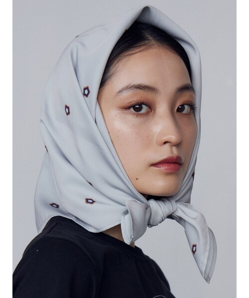 EMODA（エモダ）の「グロスパターンスカーフ（マフラー・レディース・グレー/ブラック・F）」の2枚目の写真