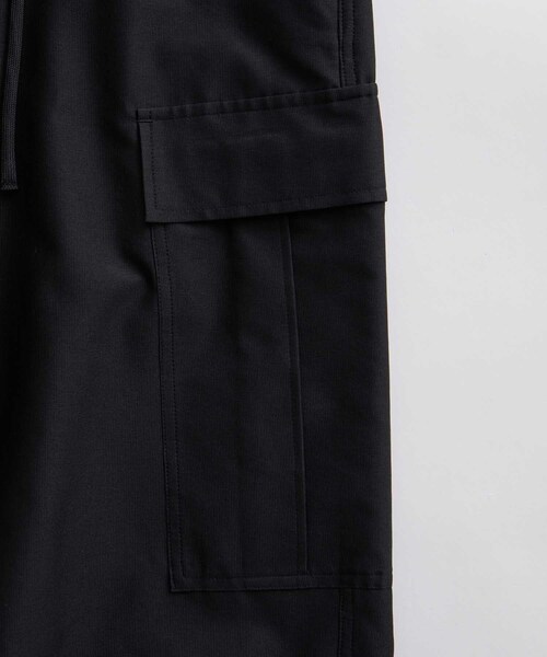 ADAM ET ROPE'（アダムエロペ）の「【ACT/アクト】超軽量 ワイド イージー カーゴパンツ / 速乾 / ストレッチ / イージーケア（カーゴパンツ・メンズ・ブラック/チャコール・L/M）」の21枚目の写真