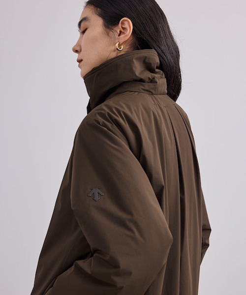 ADAM ET ROPE'(アダムエロペ)の「【J'aDoRe・店舗限定】【DESCENTE ALLTERRAIN(デサント オルテライン)for SALON】別注ステンカラーパフコート(ステンカラーコート・レディース・ブラウン/ベージュ系・F)」の10枚目の写真