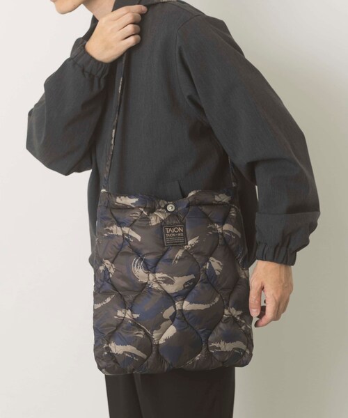 ITEMS URBANRESEARCH（アイテムズ アーバンリサーチ）の「TAION　Cross Body Down Bag -M（ショルダーバッグ・メンズ・BLK/G.BEIGE/D.OLIVE/D.NAVY/PAINT CAMO・-）」の5枚目の写真