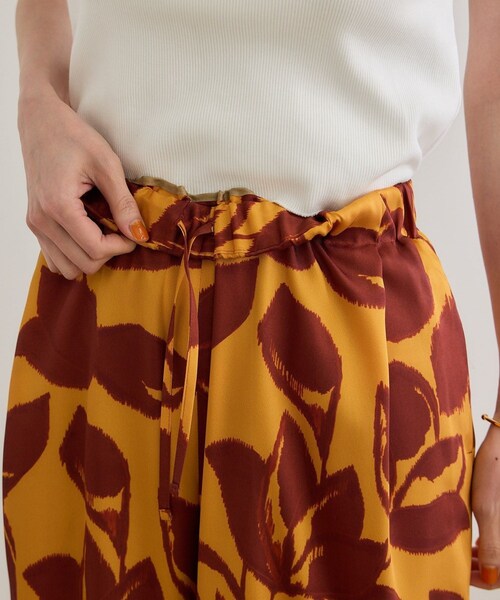 ROPE'(ロペ)の「DEVEAUXジオメトリックフラワーイージーワイドパンツ(その他パンツ・レディース・ブラック/オレンジ・36/38)」の16枚目の写真