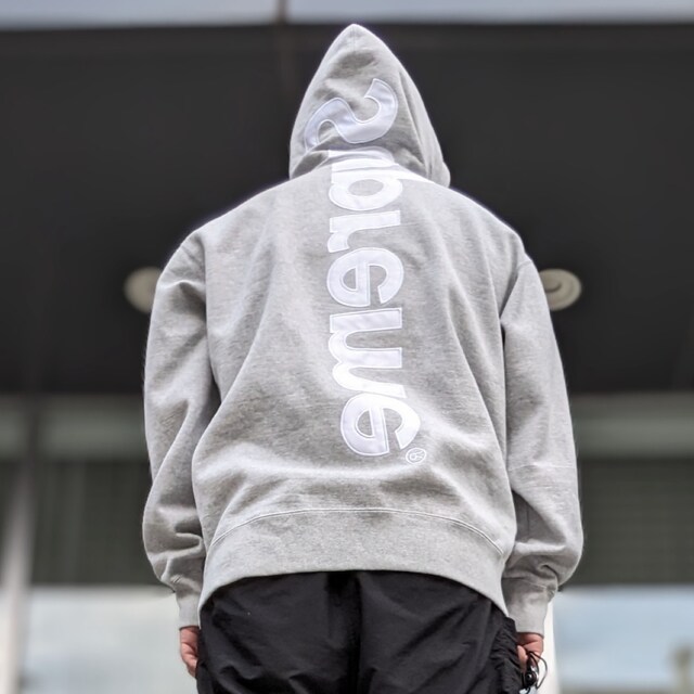 Supreme のニット/セーター（イエロー系）を使った人気