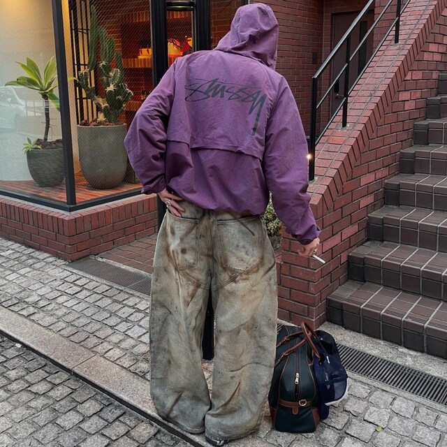 STUSSYのナイロンジャケット（パープル系）を使った人気ファッション