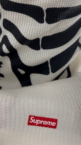 Supreme のニット/セーターを使ったReoさんのファッション動画