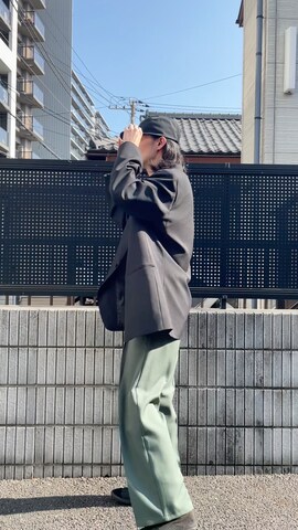 「アイテム（スリッポン）」を使った、Takuya  Kobayashiさん（メンズ・176cm）の春コーディネート