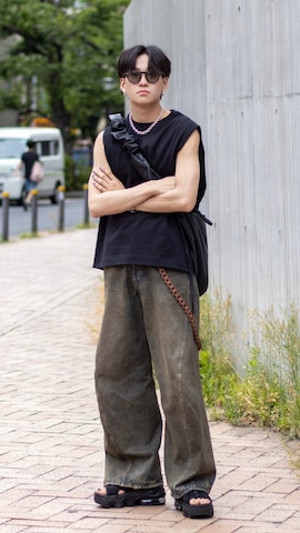 ウォレットチェーンを使ったともきさんのファッション動画