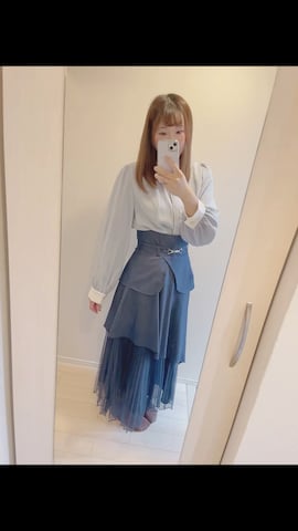 SNIDELのスカートを使ったあずさんさんのファッション動画