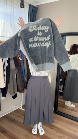 SLYのニット/セーターを使ったrin.さんのファッション動画-秋に着たい！ふわふわロゴニット🩶