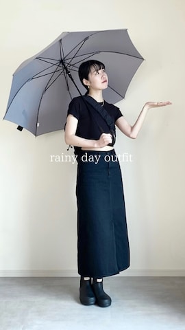 長傘を使ったひなさんのファッション動画