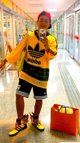 adidas Originals by JEREMY SCOTTのスニーカーを使った（旧カフェ俺）アディ男♂再登録さんのファッション動画