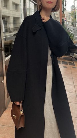 「アイテム（ステンカラーコート）」を使った、吉田歩美さん（レディース・174cm）の夏コーディネート