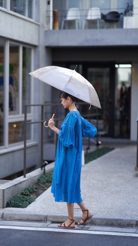 長傘を使った吉田歩美さんのファッション動画