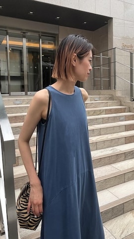 「アイテム（クラッチバッグ）」を使った、吉田歩美さん（レディース・174cm）の夏コーディネート