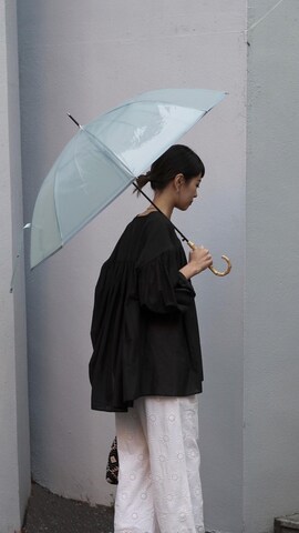 長傘を使った吉田歩美さんのファッション動画