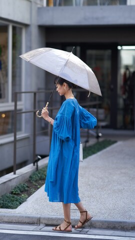 長傘を使った吉田歩美さんのファッション動画