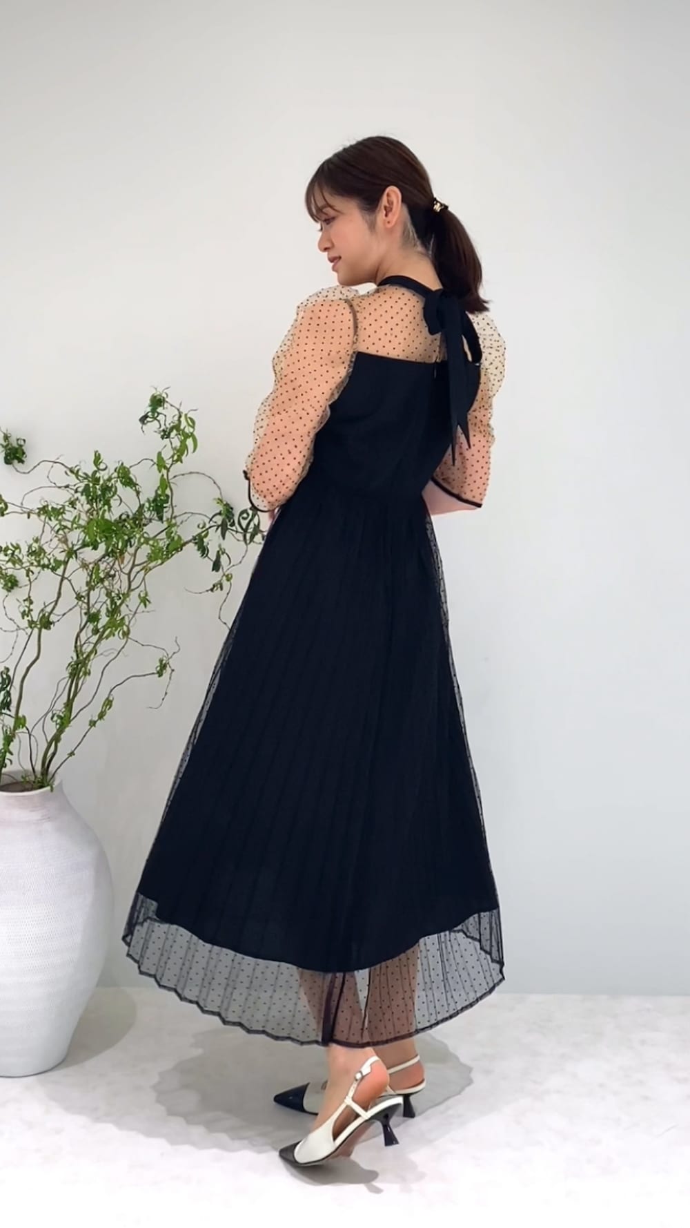 Leja 黒 チュール プリーツ ワンピース レジャ Leja 総レースドットチュールレイヤードプリーツ後ろ