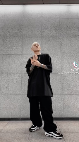 NIKEのスニーカーを使った龍一 (The Loveless)®︎さんのファッション動画