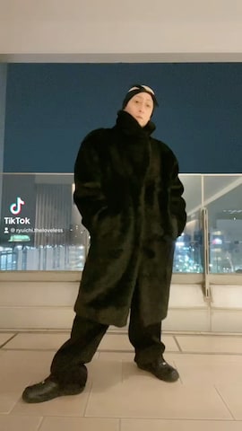 「アイテム（ムートンコート）」を使った、龍一 (The Loveless)®︎さん（メンズ・168cm）の冬コーディネート