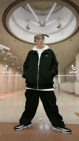 NIKEのスニーカーを使った龍一 (The Loveless)®︎さんのファッション動画