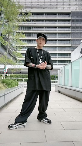 NIKEのスニーカーを使った龍一 (The Loveless)®︎さんのファッション動画