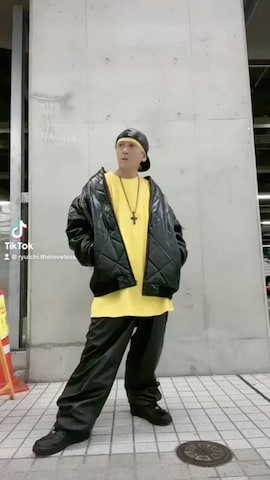 「アイテム（その他ヘアアクセサリー、イエロー系）」を使った、龍一 (The Loveless)®︎さん（メンズ・168cm）の春コーディネート