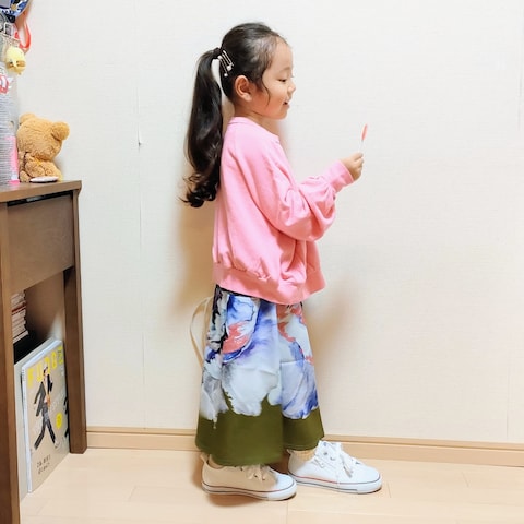 「白スニーカー」｜Yuka  さん（キッズ・100cm）の秋コーディネート