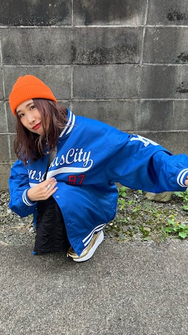 「アイテム（スタジャン）」を使った、あみぃさん（レディース・161cm）の秋コーディネート