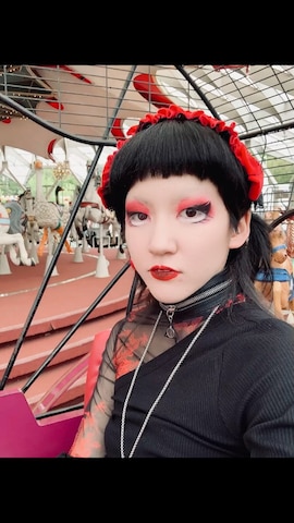 「アイテム（その他ヘアアクセサリー、レッド系）」を使った、都さん（レディース・162cm）の春コーディネート