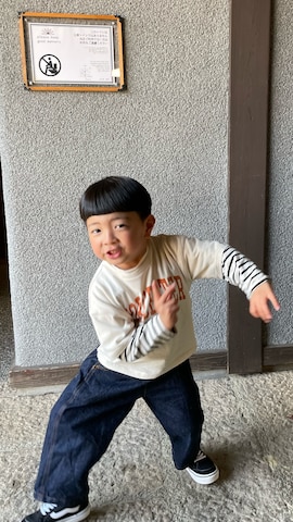 「アイテム（サロペット/オーバーオール、ブルー系）」を使った、dadandanさん（キッズ・110cm）の春コーディネート
