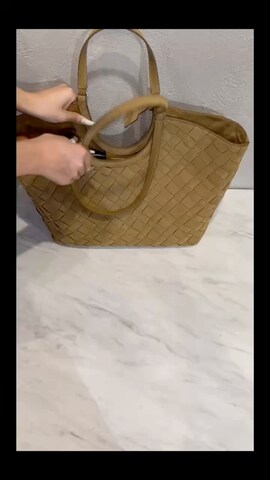 CHARLES & KEITHのトートバッグを使ったCHARLES & KEITHさんのファッション動画