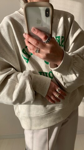 ADAM ET ROPE'のスウェットを使ったmaiko さんのファッション動画