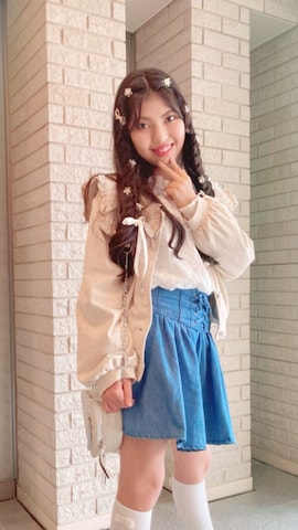「アイテム（デニムスカート）」を使った、Kaoさん（キッズ・145cm）の春コーディネート