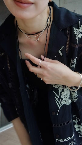 「アイテム（チョーカー）」を使った、RIKAさん（レディース・168cm・30代）の春コーディネート