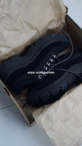 「アイテム（スニーカー）」を使った、RIKAさん（レディース・168cm・30代）の秋コーディネート