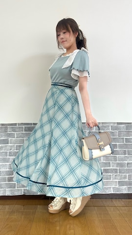 「アイテム（ジャンパースカート、レッド系）」を使った、まりさん（レディース・157cm）の春コーディネート