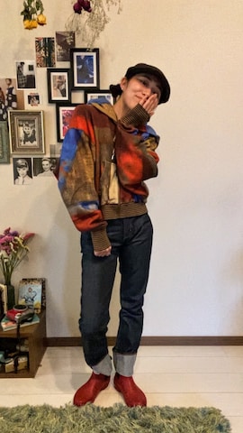 レインシューズを使った小野田真子さんのファッション動画