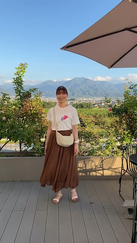 「アイテム（イヤリング、ブラウン系）」を使った、北澤 希世子さん（レディース・165cm）の秋コーディネート