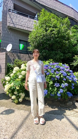 「アイテム（イヤーカフ）」を使った、北澤 希世子さん（レディース・165cm）の夏コーディネート